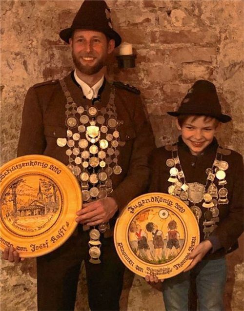Errangen die Königswürde bei den Schützen: Thomas Breu (rechts) und Sepp Kaffl. Foto re