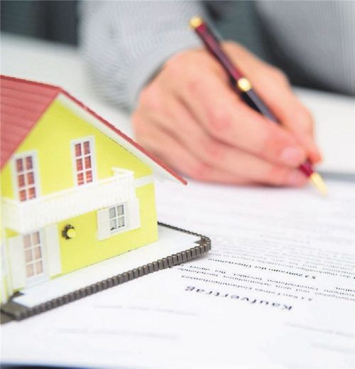 Erst beim tatsächlichen Verkauf einer Immobilie bekommt der Makler sein Geld – von wem, das ist regional verschieden. Foto dpa/Warnecke