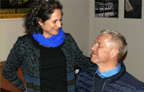 Erste Gratulantin: Dr. Lilo Gruber freut sich mit ihrem Mann über die Wiederwahl.Foto Hoffmann