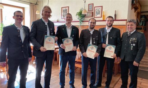 Es gab reichlich Gratulationen bei den Ehrungen (von links): Der Zweite SchützenmeisterMichael Feichtner, Andreas Hundhammer, Georg Plank, Joseph Stocker junior, Hans Rott junior und der Erste Schützenmeister Stefan Langl.Foto re