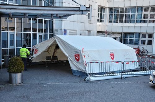 Extra-Platz für Abstriche: Mitarbeiter des Malteser-Hilfsdienstes haben zwei Zelte vorm Romed-Klinikum in Rosenheim aufgestellt. Foto Schlecker