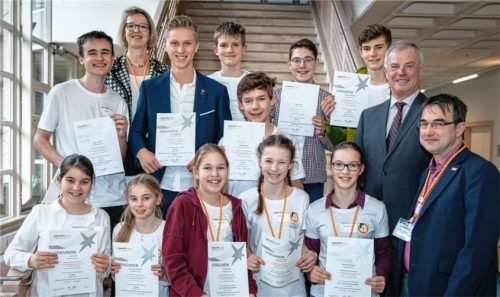 Feierten die ersten Plätze: (hinten von links) Marvin Hanke (Johannes-Heidenhain-Gymnasium Traunreut), Bettina Oestreich (Geschäftsführerin Seeoner Kreis), André Stapfelfeld und Korbinian Haberstetter (Chiemgau-Gymnasium), Malte Reents, Gabriel Duft, Jonathan Woltereck, Franz Winterer (Vorsitzender Seeoner Kreis); (vorne von links) Vera Duft, Charlotte Dettmann, Anneke Fritz, Juliana Schatz, Miriam Brühwiler (Landschulheim Schloss Ising) und Thomas Grillenbeck, Wettbewerbsleiter von „Jugend forscht“.Foto TH Rosenheim