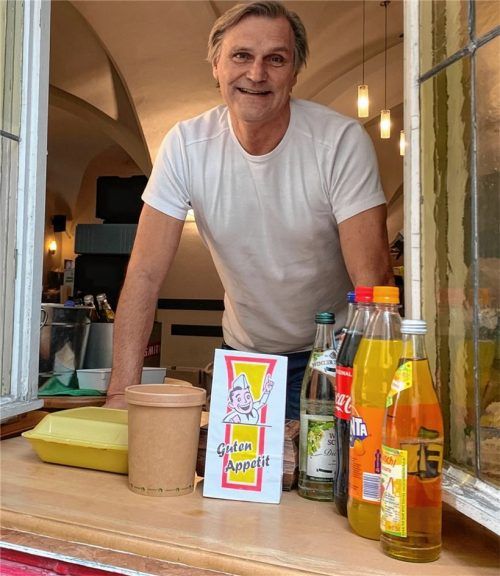 Fensterln einmal anders: Wirt Peter Fichter aus Wasserburg hat einen neuen Weg gefunden, um sein Essen zu verkaufen.Foto Klemm