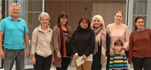 Freuen sich auf die Eröffnung: (von links) Bildungskoordinator Lothar Thaler mit den Künstlerinnen Angela Lenk und Lucy Mellersh, Dr. Corina Toledo von „Frau.Kunst.Politik“, die Künstlerinnen Elena Lichtenwalder und Sofis Pustovoitova mit ihrem Kind sowie Mitorganisatorin Sophia Fürstenau von der Caritas.Foto re