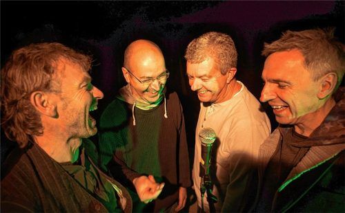 Freuen sich auf ihr virtuelles Konzert: Die Band „Jimmy B“ besteht aus (von links) Ferdl Heller, Mark Musial, ArturLabermeier und Helmut Bennek. Foto Uzziel-Team