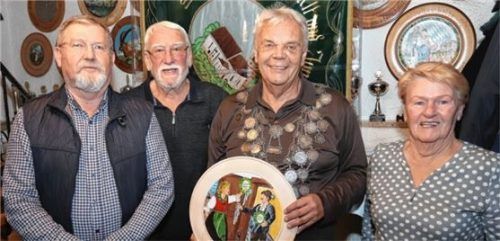 Freuen sich über ihren Sieg: (von links) Zweiter Schützenkönig Siegfried Oswald, Sportleiter Hermann Kuhn, Schützenkönig Hans Edmeier, Dritte Schützenkönigin Renate Kirschner.Foto re