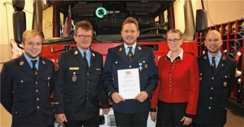 Für 25 Jahre aktiven Dienst erhielt Markus Ramsauer (Mitte) das silberne Feuerwehrehrenzeichen des Freistaats Bayern. Es gratulierten (von links) Kommandantenstellvertreter Martin Zettl, Kreisbrandmeister Stefan Pfliegl, Bürgermeisterin Marianne Steindlmüller und Kommandant Florian Fischer.Fotos Rehberg
