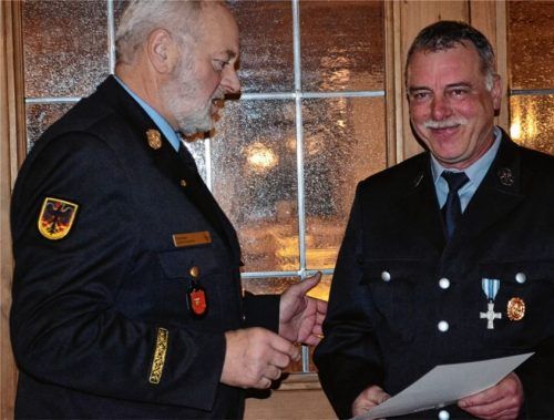 Für 40 Jahre aktiven Feuerwehrdienst wurde Franz Zaglacher (rechts) durch Kreisbrandinspektor Hans Huber geehrt.