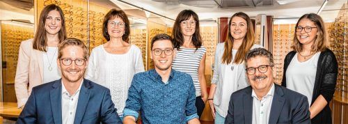 Für Andreas Götz und sein Team erfüllt sich ein lang gehegter Traum: Das Optikfachgeschäft zieht in neue Räume am Marienplatz 21 in Wasserburg. Künftig gibt es auch einen zweiten Augenmessraum. Unser Bild zeigt (hinten von links): Theresa Schöberl, Heike Spötzl, Veronika Stettner, Lisa Poschner und Hannah Effertz, vorne von links: Thomas Götz, Nicolas Stolle und Andreas Götz.