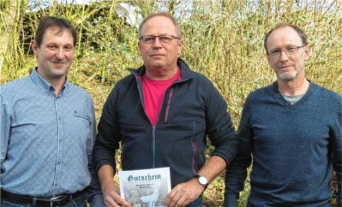 Für besondere Verdienste wurde Michael Huber (Bildmitte) von Vorsitzendem Martin Gruber (links) und seinem Stellvertreter Thomas Neuberger geehrt.Foto RE