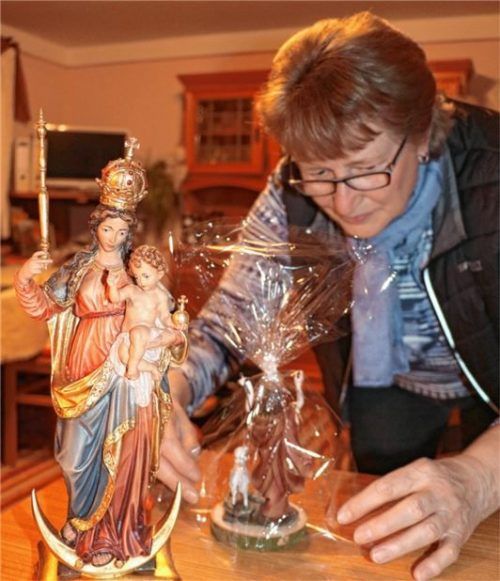 Gastgeschenk für den Besuch der Seminaristen zum 20-jährigen Bestehen des „Helferkreises für die Diözese Ternopil“: eine Patrona Bavariae für Wassyl Semenjuk, den Erzbischof. Gertraud Steiner legt noch letzte Hand am Präsent an.Foto rehberg