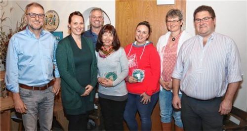 Geehrt für 25-jährige Mitgliedschaft mit Zweitem Vorsitzenden Franz Mitterberger (links) und Vorsitzenden Klemens Schneider (rechts): Daniela Reingruber, Martin Männer, Inge Pichl, Stefanie Weiss, Maria Thaler (von links).Foto Höpfinger