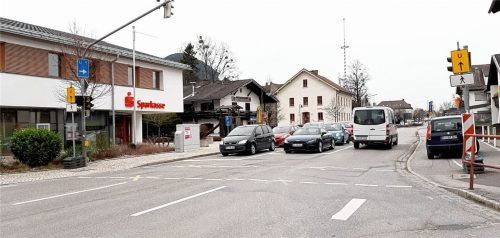 Gefährliche Ampel: Die Fußgängerquerung an der Rosenheimer Straße in Brannenburg wird um 150 Meter versetzt.Foto reisner