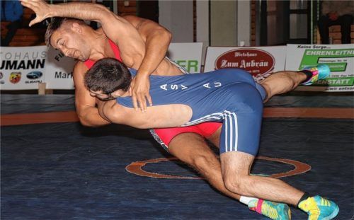 Gegen ihn war im vergangenen Jahr kein Kraut gewachsen: Alex Patalaschko (rotes Trikot), Mittelgewichtler beim TV Traunstein.Foto Wittenzellner