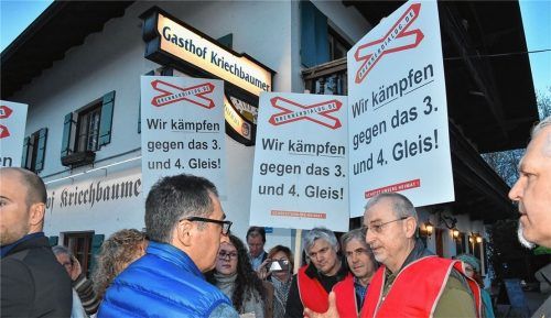 Plakatives Nein: Gegner einer Neubautrasse für den Brenner-Nordzulauf sprechen mit Cem Özdemir. Foto schlecker
