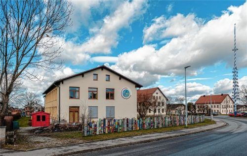 Gemeinschaftsprojekt: Aus diesem schmalen, ungenutzten Streifen links der Schule wird noch in diesem Jahr ein kleiner, ansprechend gestalteter Fußweg werden: eine willkommene Abkürzung – auch, aber nicht nur für die Schulkinder. Fotos Thomae