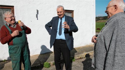 Gespräch im sicheren Corona-Abstand: Anwohner Johann Hauner (81) mit Pater Alois Stautner (77) und Pater Josef Steinle (76) (von links).Fotos Münch