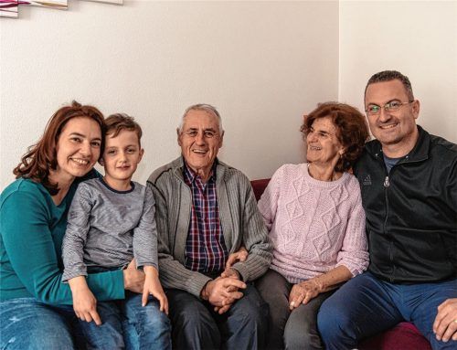 Glückliche Familie: Das Jubelpaar Marija und Tomislav Aleksovski (Mitte) mit Schwiegertochter Klaudia, Enkel Marko und Sohn Simon. Foto  Thomae