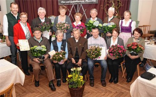 Glückwünsche für die Geehrten: Zweiter Vorsitzender Bernhard Bindl, Kreisvorsitzende Franziska Kröll (hinten von links) und Vereinsvorsitzende Wally Fischbacher (hinten rechts) mit den Jubilaren.Foto  Ruprecht