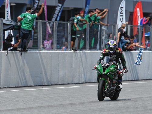 Großer Jubel nach dem Sieg im zweiten Rennen: Der Obinger Markus Reiterberger in Sepang.Foto TWMR Photo