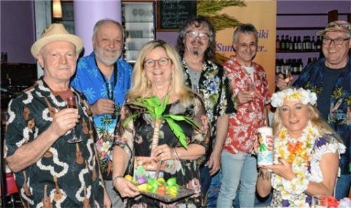 Gute Laune bei der CD-Taufe: Petro Schkarlat, Luggi Mühl- egger, CD-Patin Gabriele Röpke, Charlie Baier, Andi Emmer, Sonja Alohilani und Edi Hofmann (von links).