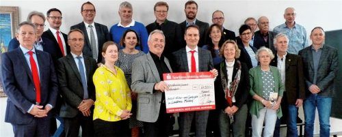 Gutes vor Ort tun: Dieser Maxime folgt die Sparkasse, wenn sie über ihre Sozial-, Kultur- und Sportstiftung soziale, kulturelle, sportliche Projekte und Maßnahmen zum Schutz von Umwelt und Natur im Landkreis Mühldorf unterstützt. Diesmal wurden 64500 Euro ausgeschüttet, die Sparkassen-Vorstand Markus Putz (vorne, Fünfter von links) und Stiftungsratsvorsitzender Landrat Georg Huber (Vierter von links) im Sparkassensaal in Waldkraiburg übergaben. Das Bild zeigt Stiftungsräte und Vertreter der Institutionen, die in diesem Jahr mit Spenden bedacht wurden.Foto  Fischer