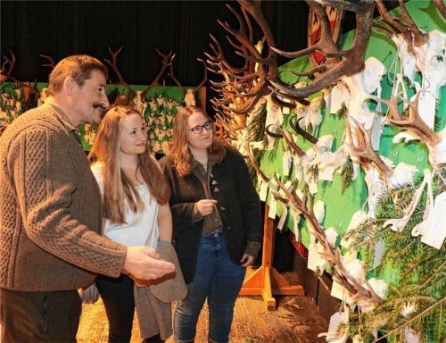 Hans Reichhold, Bachgraber aus Frasdorf, bestaunte mit seinen beiden Töchtern Johanna (Mitte) und Maria die vielen Trophäen auf der Hegeschau.Foto Rehberg