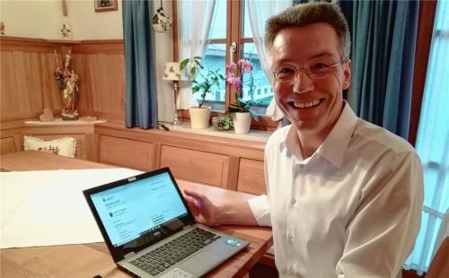 Hat allen Grund zur Freude: Otto Lederer (CSU), neu gewählter Landrat des Landkreises Rosenheim. Den Wahlabend verbrachte er zu Hause in Ostermünchen vor dem Laptop.Foto re