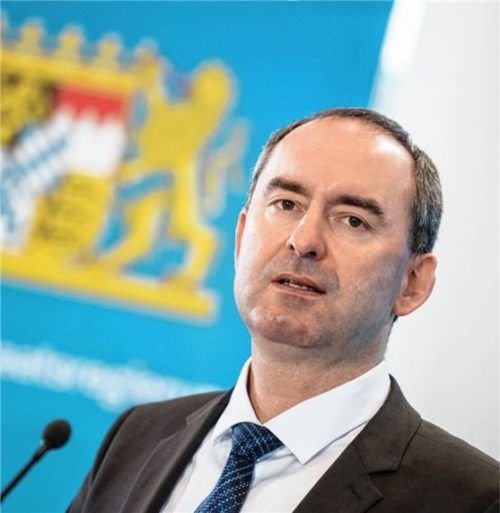 Hat Post aus Rosenheim bekommen: Oberbürgermeisterkandidat Andreas März hat einen Brief an Wirtschaftsminister Hubert Aiwanger (Bild) geschrieben. Foto dpa