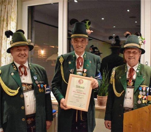 Hauptmann Willi Berger (rechts) ehrte den (von links) Oberleutnant Walter Politz und Stadt- und Kompaniepfarrer Ehrenleutnant Andreas Zach. Foto re