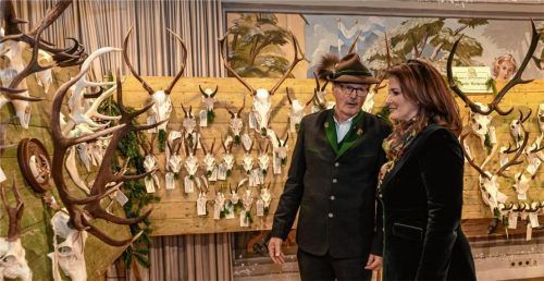 Hegeschauen geben ein im Wortsinn augenfälliges Bild über die Abschüsse des vergangenen Jagdjahres. Franz Sommer, Erster Vorsitzender der Jägervereinigung Rosenheim, mit der bayerischen Landwirtschaftsministerin Michaela Kaniber vor den Schautafeln in der Wendelsteinhalle in Brannenburg.Foto Thomae