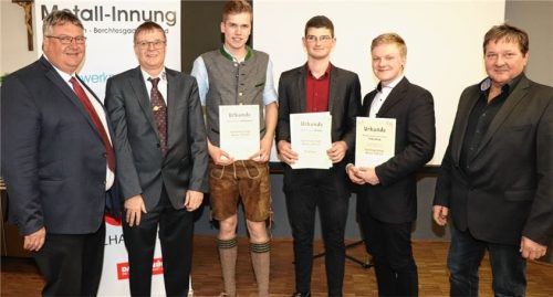 Herausragende Leistungen im Metallhandwerk (Mitte, von links): Lukas Hofmeister, Lukas Moltke und Joonas Emil Armas Falkenberg. Es gratulierten Kreishandwerksmeister Gerhard Kotter (ganz links), Prüfungsvorsitzender Fritz Graßl (Zweiter von links) und Innungs-Obermeister Franz Pfeffer (rechts).
