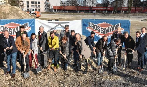 Hier soll bald ein neuer Stadtteil entstehen: Vertreter der Stadt und Oberbürgermeisterin Gabriele Bauer (CSU) beim Spatenstich.Foto  Schlecker