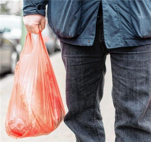 Hilfe in schwierigen Zeiten: Ehrenamtliche können Senioren während der Corona-Pandemie beim Einkaufen helfen. Foto dpa