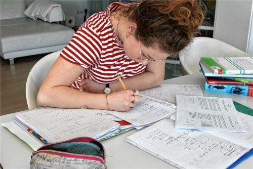 Hochkonzentriert bereitet sich Antina Thiesen aus Stephanskirchen nun zu Hause auf die Abiturprüfungen vor. Auch für sie ist der Unterricht gestrichen.Foto re