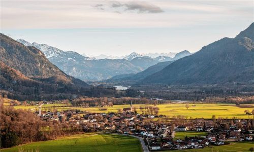 Um den Charakter eines typisch oberbayerischen Dorfes im Inntal zu wahren, hat die Gemeinde Nußdorf in ihrer Gestaltungssatzung Regelungen für ihr Straßen- und Ortsbild festgesetzt.