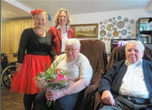 Ilona Brunner und Marianne Zollner mit Hannelore und Anton Herzinger an ihrem Jubeltag (von links). Foto Rath