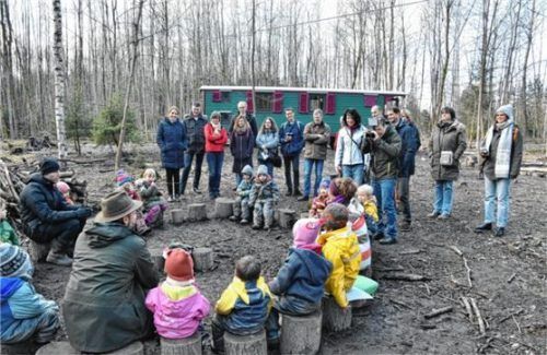Im Bauwagen im Hintergrund können sich die Kinder des Waldkindergartens Keferwald aufwärmen, wenn es ihnen im Freien mal zu kalt sein sollte.Foto Schlecker