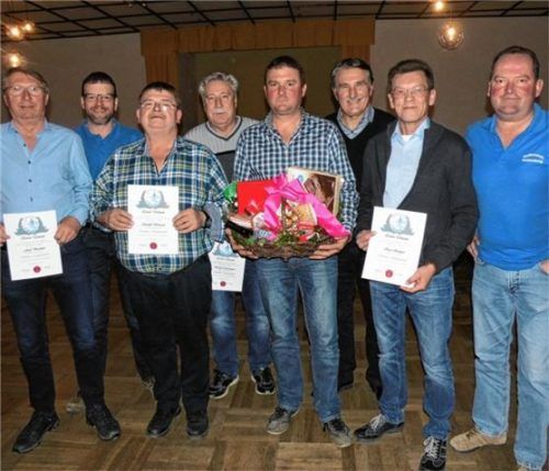 Immer aktiv dabei: (von links) Josef Buchner, Zweiter Vorsitzender Josef Mitterreiter, Rudolf Wenisch, Richard Lanzinger, Anton Göbl, Dr. Herbert Heiml, Kurt Rückerl, Vorsitzender Christian Zieglgänsberger.Foto re