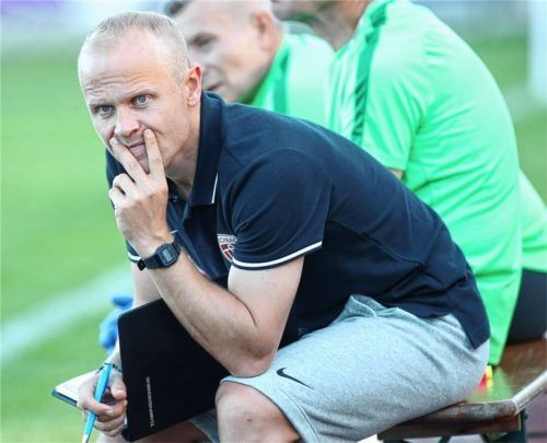 Immer den Block parat, um wichtige Notizen machen zu können: Buchbachs TrainerAndreas Bichlmaier.Foto Buchholz