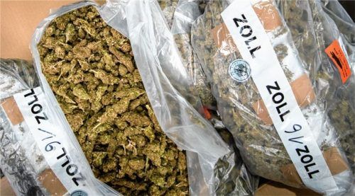 Immer wieder gehen dem Zoll riesige Mengen Marihuana ins Netz. Dagegen ist der 25-jährige Student, der 225 Gramm übers Darknet bestellte, ein kleiner Fisch. Weil er damit handeln wollte und vorbestraft war, wurde er zu einem Jahr und zehn Monaten auf Bewährung verurteilt.Foto  dpa/picture alliance