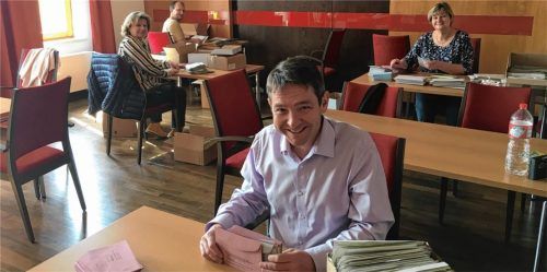 In allen Gemeinden im Landkreis Rosenheim war das Verwaltungspersonal – zum Teil mit ehrenamtlichen Helfern – Ende der vergangenen und Anfang dieser Woche besonders fleißig: Mit viel Aufwand und Energie sowie ausreichend Abstand wurden die Wahlunterlagen – hier für die Gemeinden Halfing, Höslwang und Schonstett – einkuvertiert und an die Wähler versendet. In der Verwaltungsgemeinschaft Halfing waren dafür rund 20 Personen im Einsatz. Foto Böck