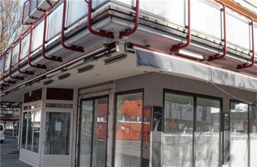 In Arbeit: das neue Café, das die Wirtsfamilie Yazici im ehemaligen Brosch umbaut. Die Eröffnung, die im Mai geplant war, muss verschoben werden, ist aber nicht aufgehoben. „Das Café kommt“, sagt Serhat Yazici.Fotos  Grundner/Archiv