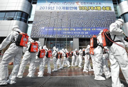 In Asien breitet sich der Corona-Virus rasch aus: Südkoreanische Soldaten versprühen Desinfektionsmittel, um eine Kirche zu schützen. Foto dpa