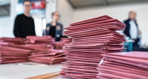 Die Briefwahlunterlagen stapeln sich bereits in vielen Rathäusern – unter anderem in Wasserburg. Foto dpa