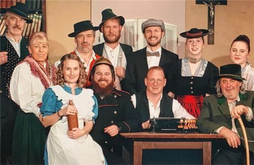 In den Startlöchern für die neue Theatersaison: Die Schauspieler des Halfinger Theaters feierten kürzlich die Premiere ihres aktuellen Stücks „Die Wahl-Lumpen“.Foto  re