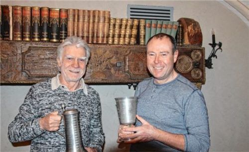 Jahressieger Hans-Peter Kremers (links) und Pokalgewinner Gerd Heger (rechts) zeigen ihre Trophäen.Foto re