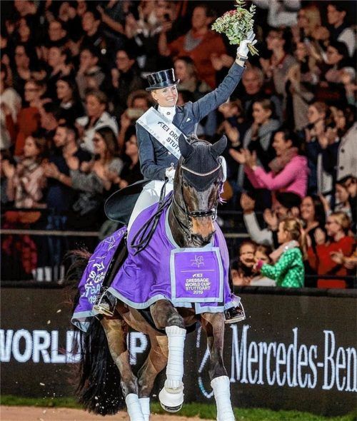 Jessica von Bredow-Werndl bei ihrem Weltcup-Triumph Ende vergangenen Jahres in Stuttgart: Reiterin und Pferd sind aktuell in Top-Form.