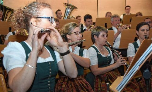 Johanna Riedl (links) und Simone Kurze (Zweite von links) glänzten mit einem Solo für zwei Flöten.Foto Ruprecht