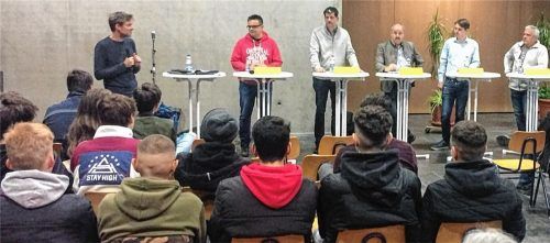 Jugendbeauftragter Christian Spazier (links) moderierte den Abend mit (von links) Michael Hörl, Stefan Reischl, Peter Kloo, Leonhard Sedlbauer und Herbert Schmid. Foto weinzierl